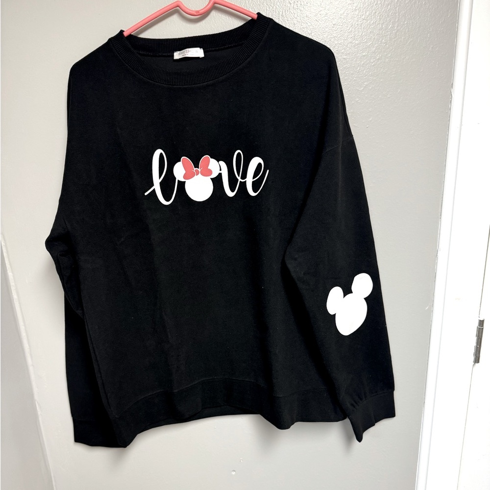 Minnie Large black sweatshirt.